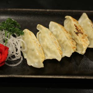 06. Gyoza(raviolis japonais grillé) 5pcs